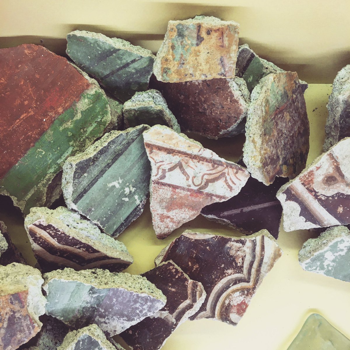 museoapr's tweet photo. Una #villaromana aveva #affreschi con #colori bellissimi. Non passeranno inosservati durante la visita al #museo. #domenica26 proveremo a realizzarne uno che durerà 2000 anni @unitorvergata  https://t.co/ed2TCQACLG #archeology #didattica #torvergata #storia #colors #roma https://t.co/MZr8w8q1Mp