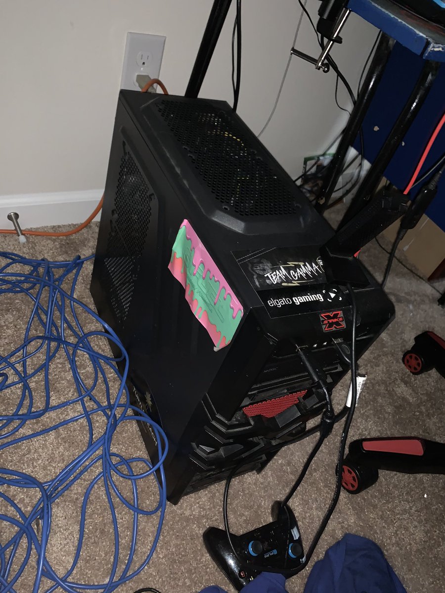 FusioN_GamingFN's tweet photo. The new Xbox looks like my Pc  
(Using the CEO PC lol )

                      -Simon from marketing https://t.co/htDop3qjQ0