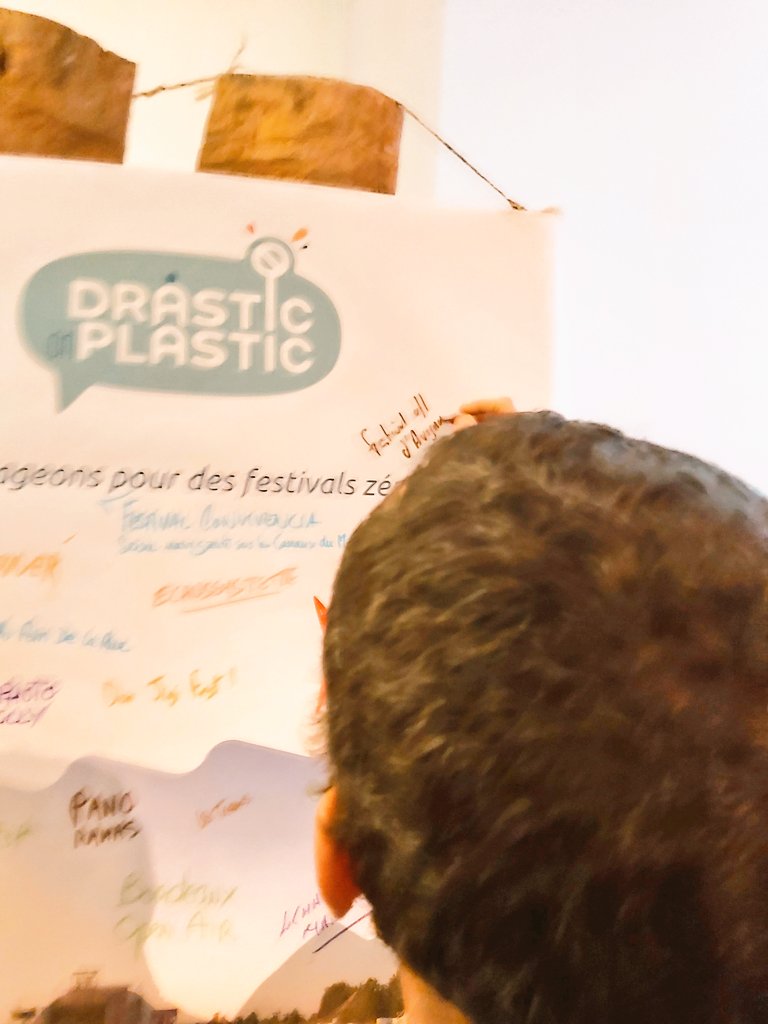Signature officielle de notre Président <a href="/pbeffeyte/">Pierre Beffeyte</a> pour concrétiser l'adhésion du @FestOFFAvignon à la charte Drastic on plastic avec plusieurs festivals du <a href="/COFEES_PACA/">COFEES</a> en ce lancement aux <a href="/BIS_Nantes/">BIS 2023</a> 🍃

#environnement #développementdurable #RSE #DOP  #festival #OFF20 #BIS2020