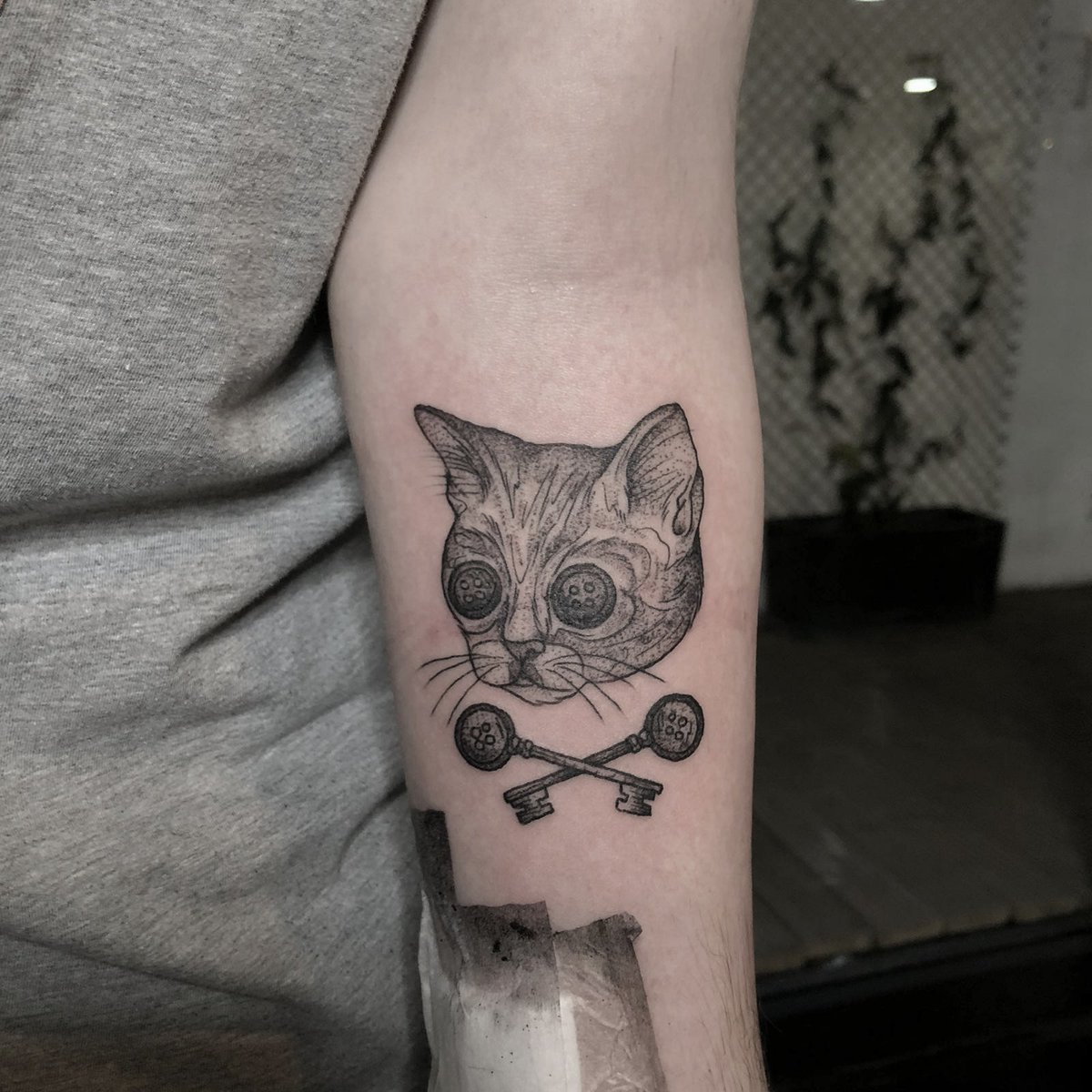 PyreClimber's tweet photo. @neilhimself here's the original piccy of the coraline tattoo! IG @salutwren https://t.co/Z4UWJnRYYH