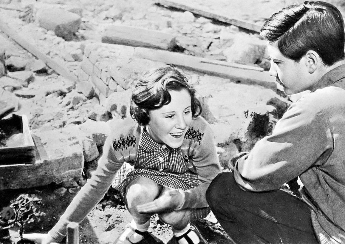 TalkingPicsTV's tweet photo. 13:15 INNOCENT SINNERS (1958) drama #FloraRobson #JuneArcher #DavidKossoff #ChristopherHey A girl finds expression of her sensitive side by creating a garden. https://t.co/CIfbSBwGxK