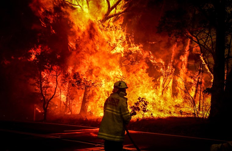 A few months of fiery smoke in Australia will soon travel around the world and return to Australia.
If you are not aware of climate change right now, the earth will be dead-end.
#climatechange #australia #australianwildfire #earthquake 

bit.ly/37tG2VK