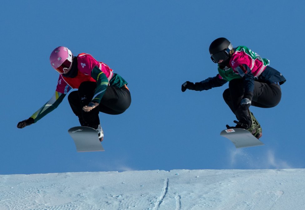 Meet Noah Bethonico 🇧🇷, Brazil’s surfing, skateboarding, wakeboarding snowboarder (red bib in the pic below)

Read his story 👉 tiny.cc/rhc1iz 

📸 Ben Queenborough for OISphotos.com

#YouthOlympics #Lausanne2020 🇨🇭 #snowboard #Brazil #YOG