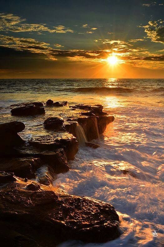 ninscrystal's tweet photo. Faith consists in believing when it is beyond the power of reason to believe. 

~Voltaire 

🧡Wonderful Wednesday🧡 https://t.co/IAy5KU08Hi