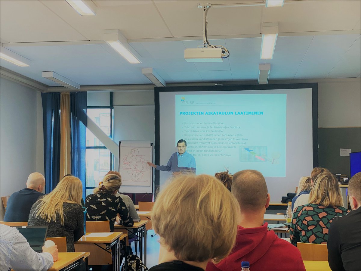MaKaNor1's tweet photo. Reilut parikymmentä riseläistä opiskelee parhaillaan projektityön perusteita Rikosseuraamusalan koulutuskeskuksessa Rambollin Janne Marniemen johdolla. #rikosseuraamus #projektit https://t.co/JkgHXa0Y34