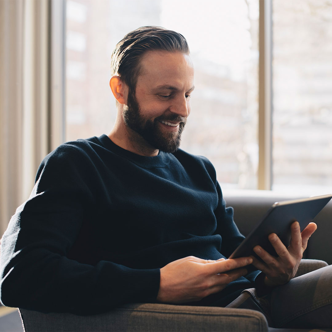 Vind iemand die net zo naar jou lacht, als deze gozer naar zijn nieuwe iPad 7. Hij heeft ook een reden: hij kocht 'm vandaag voor de allerlaagste prijs bij soo.nr/1uku #ipad #apple soo.nr/T9BQ