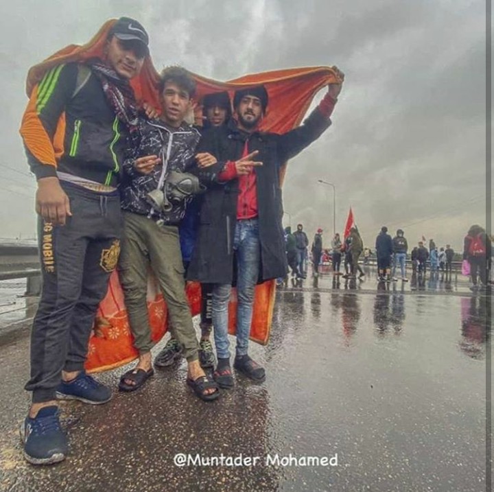 Sofe2181's tweet photo. Even if It's raining cats and dogs...
And they don't care..... 
And they serve the food by simple way...... 
I like their Persistence and determination ⁦❤️⁩ 

 #لا_عراق_بلا_حشد  #earthquake #العراق #save_the_lraqi_people #Iraq https://t.co/yefziyRoqG
