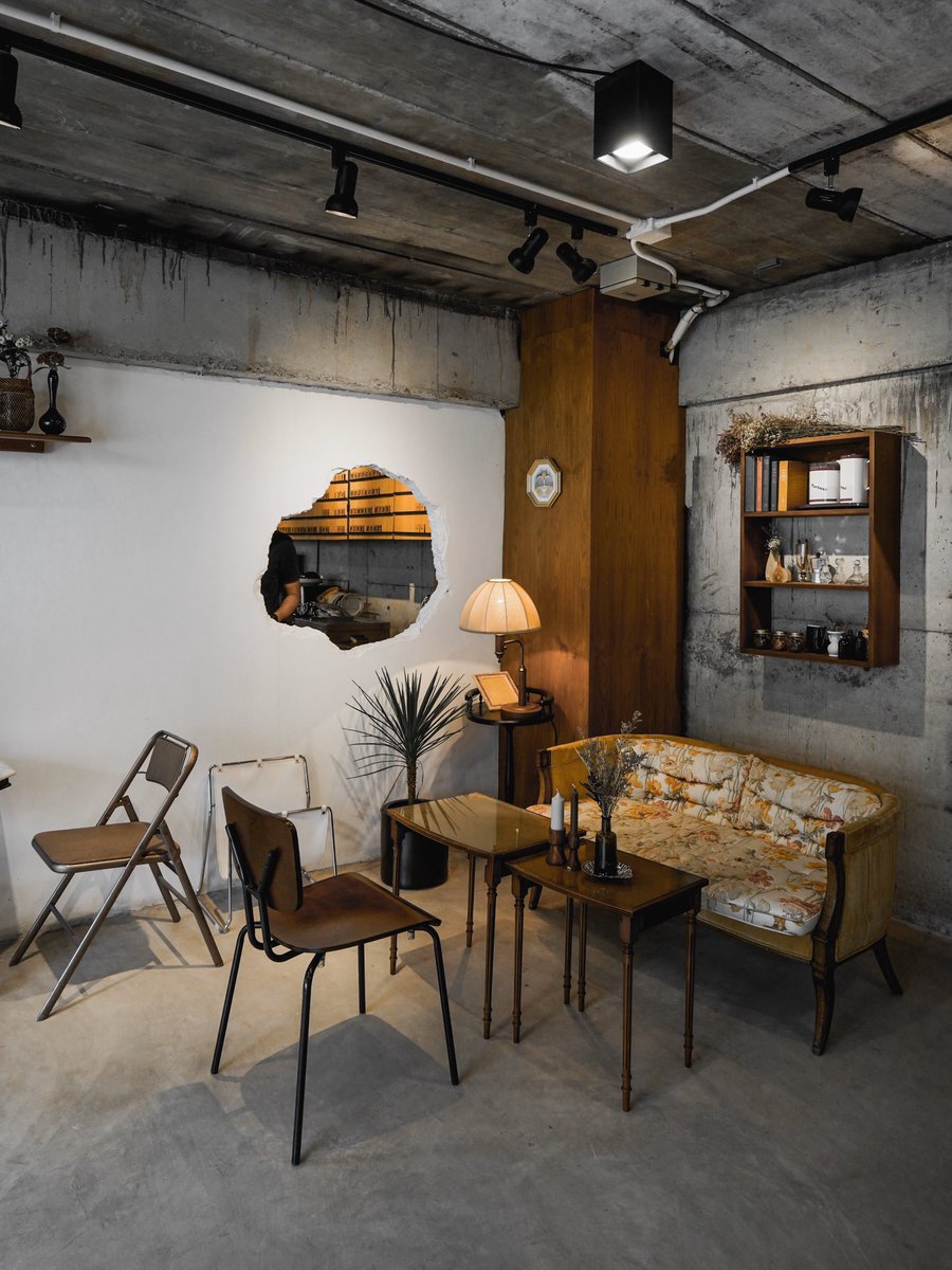 somewhereseeker's tweet photo. ‘Hickory coffee’ ร้านใหม่ใน seenspace huahin สไตล์ cozy vintage ที่จัดมุมไว้อย่างลงตัวแบบที่สาวๆมาแล้วได้รูปกลับไปเยอะแน่นอน ภายในร้านอบอวลด้วยกลิ่นกาแฟคั่วบดหอมๆ และขนม homey style น่าทานไปหมด 📻✨
open : 11am-9pm @aroii
#acafeseeker #อร่อยบอกต่อ #รีวิวคาเฟ่ https://t.co/En3iDBLJqp