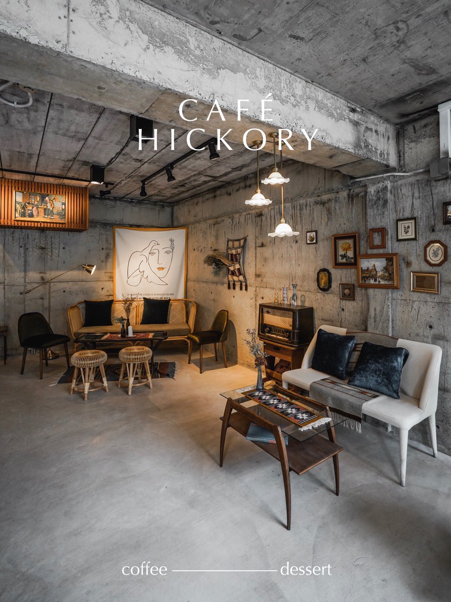 somewhereseeker's tweet photo. ‘Hickory coffee’ ร้านใหม่ใน seenspace huahin สไตล์ cozy vintage ที่จัดมุมไว้อย่างลงตัวแบบที่สาวๆมาแล้วได้รูปกลับไปเยอะแน่นอน ภายในร้านอบอวลด้วยกลิ่นกาแฟคั่วบดหอมๆ และขนม homey style น่าทานไปหมด 📻✨
open : 11am-9pm @aroii
#acafeseeker #อร่อยบอกต่อ #รีวิวคาเฟ่ https://t.co/En3iDBLJqp