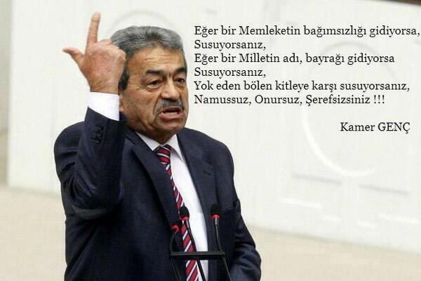 Sırrı Sakık;”Siz Atatürk’ü savunarak soykırıma uğrayan Dersimli Kürtlere ihanet ediyorsunuz.”

Kamer Genç şu karşılığı verir:
-Dersim bölgenin adıdır.Tunceli diyeceksin.
-Soykırım sizin palavranızdır,genç cumhuriyet kendini savunmuştur!

-Ve biz Kürt değil Türkmeniz !

#KamerGenç