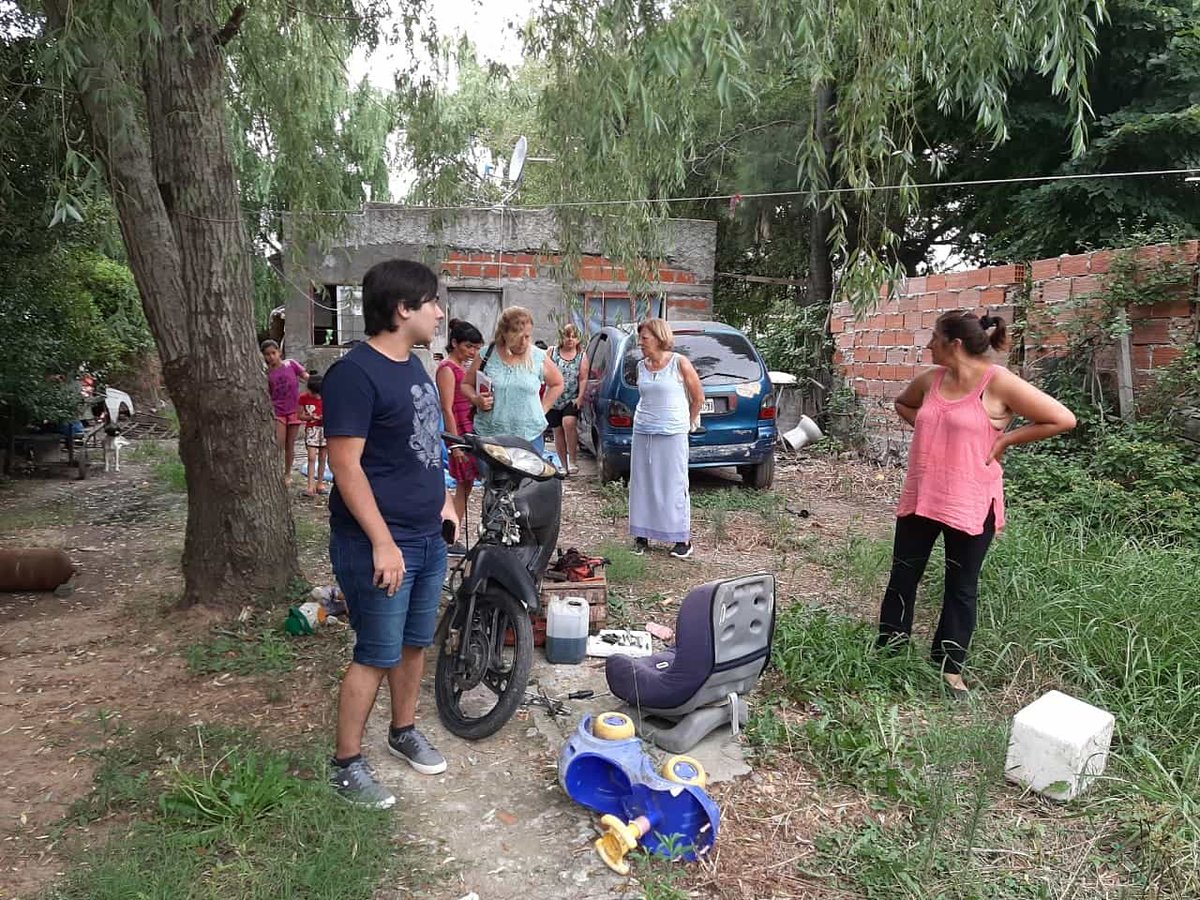 masperonismo's tweet photo. Con Gloria y su familia, avanzamos en el diseño y ejecución de una "Huerta familiar" junto a nuestra organización amiga HortiAr.

#MarcelaPastore #LaPlata #LosHornos https://t.co/z7cXSOzPeT