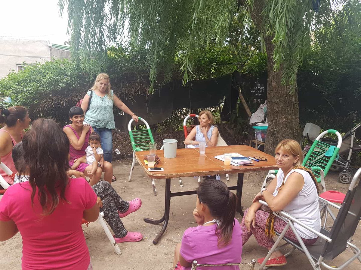 masperonismo's tweet photo. Con Gloria y su familia, avanzamos en el diseño y ejecución de una "Huerta familiar" junto a nuestra organización amiga HortiAr.

#MarcelaPastore #LaPlata #LosHornos https://t.co/z7cXSOzPeT