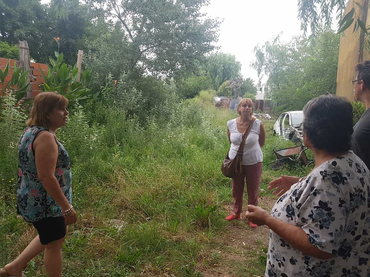 masperonismo's tweet photo. Con Gloria y su familia, avanzamos en el diseño y ejecución de una "Huerta familiar" junto a nuestra organización amiga HortiAr.

#MarcelaPastore #LaPlata #LosHornos https://t.co/z7cXSOzPeT