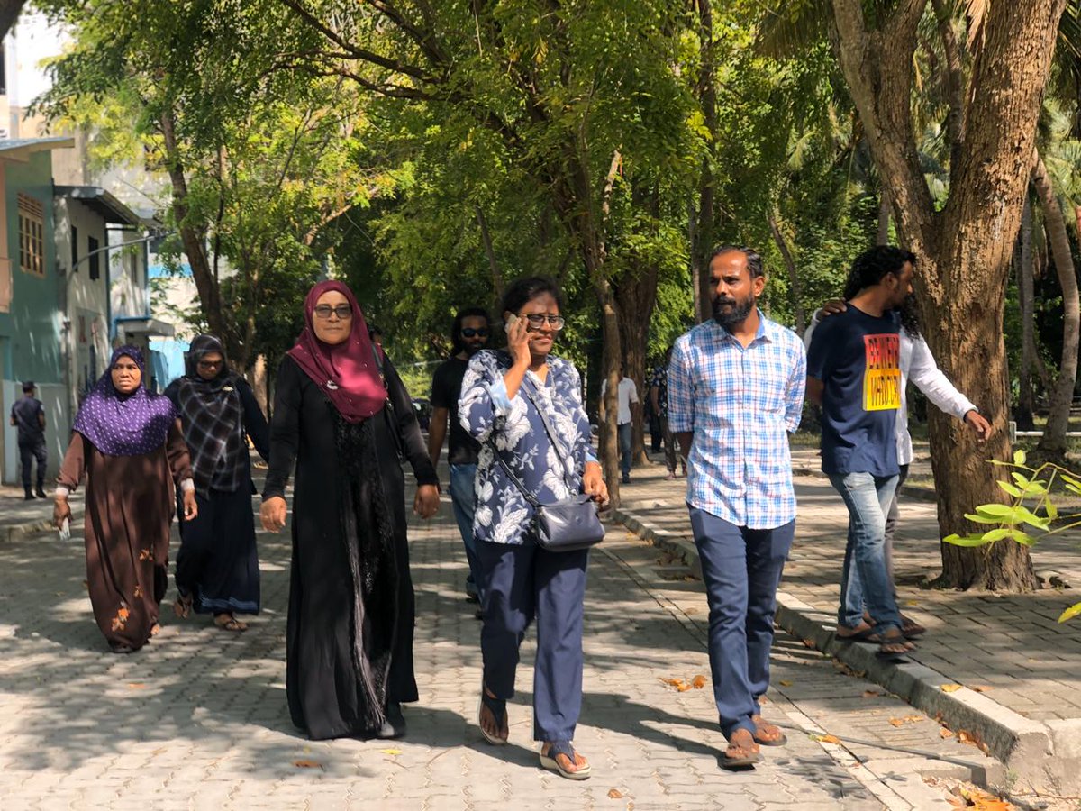 YoosufShaah's tweet photo. MaleCity Mayor @SifaMohammed D2D at #Vilimale 👏
#VoteThilafathah ⚖️
#LCE2020 https://t.co/asPjj732mX