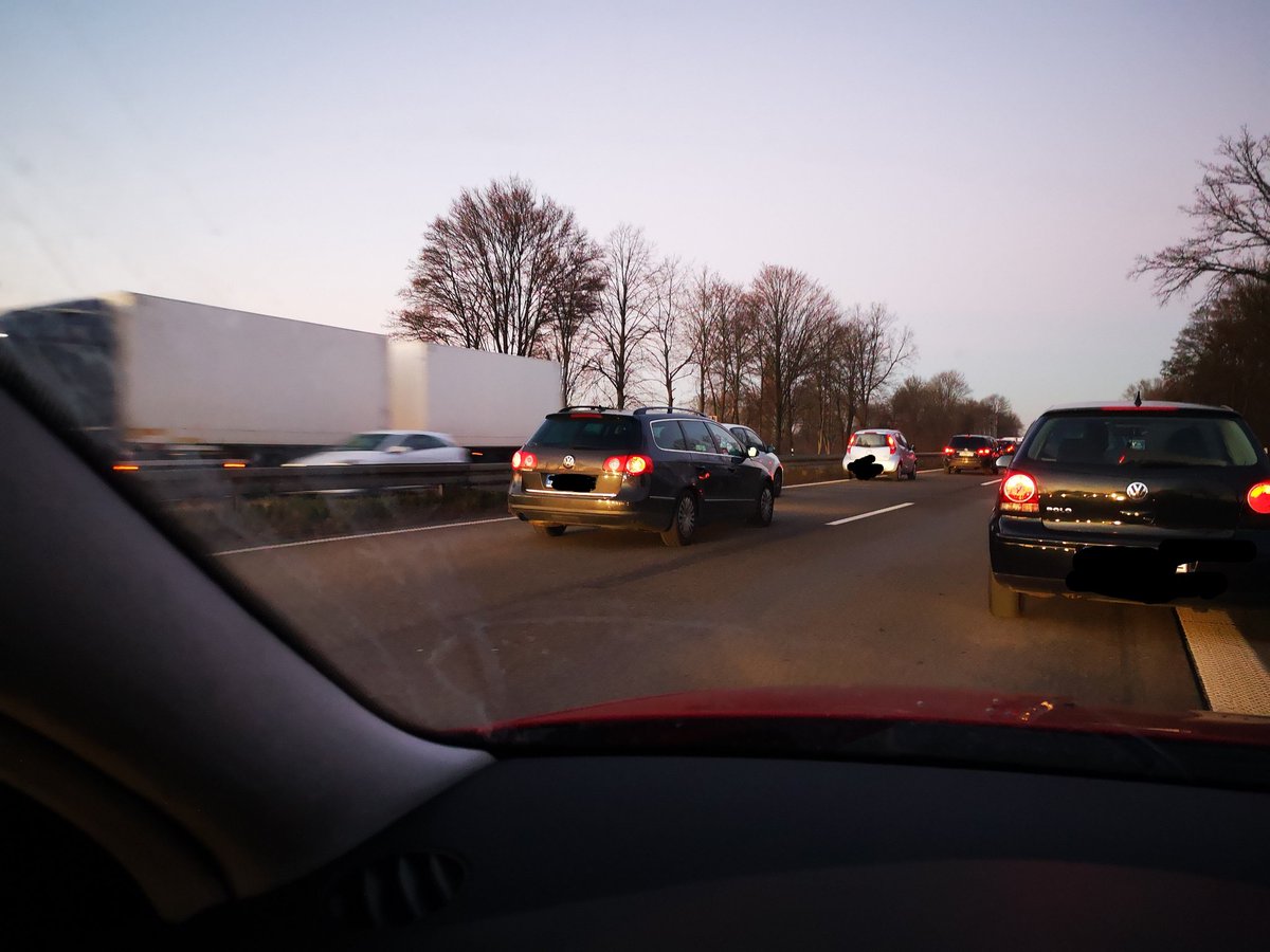 Der Typ hat sich wahrscheinlich gefragt, warum alle so weit außen standen. Als dann der ADAC LKW hinter ihm auf der Hupe stand  hat er wohl gemerkt, warum. Auch hat er gemerkt, dass Abstand auch nett gewesen wäre. Wenn die Motorhaube auf Höhe der Türe ist, machste was falsch.
