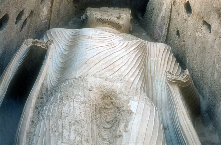 East Buddha (detail with drapery in 1975), c. 6th-7th c C.E., stone, stucco, painted, 120 feet high, Bamiyan, Afghanistan, destroyed 2001 (photo: Pierre Le Bigot, CC BY-NC-ND 2.0)