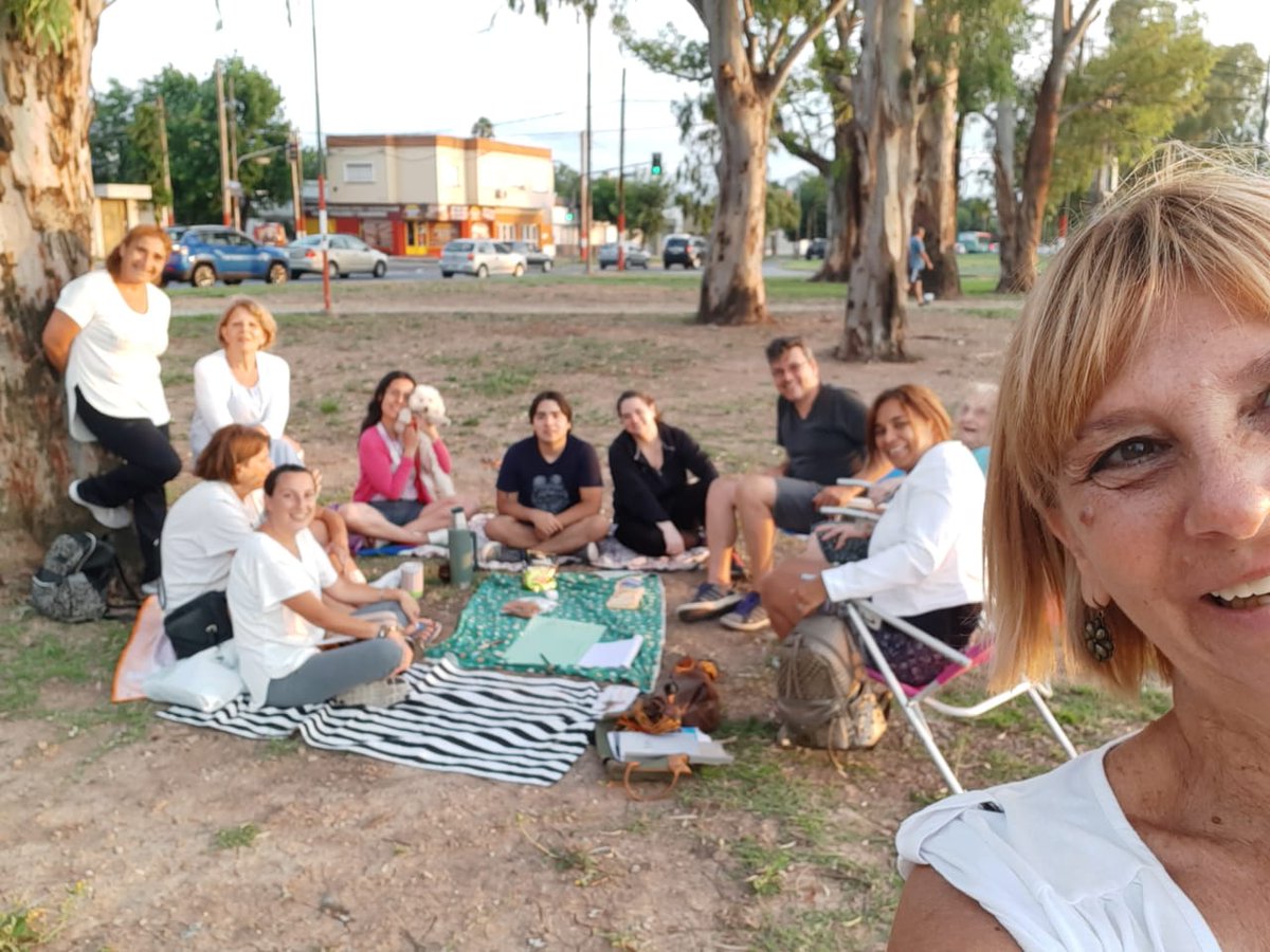 masperonismo's tweet photo. Primera reunión de año con compañerxs, planificando nuestros proyectos para el 2020. 💪☀️✌

#MarcelaPastore #LaPlata #LosHornos https://t.co/DThKCgmheD