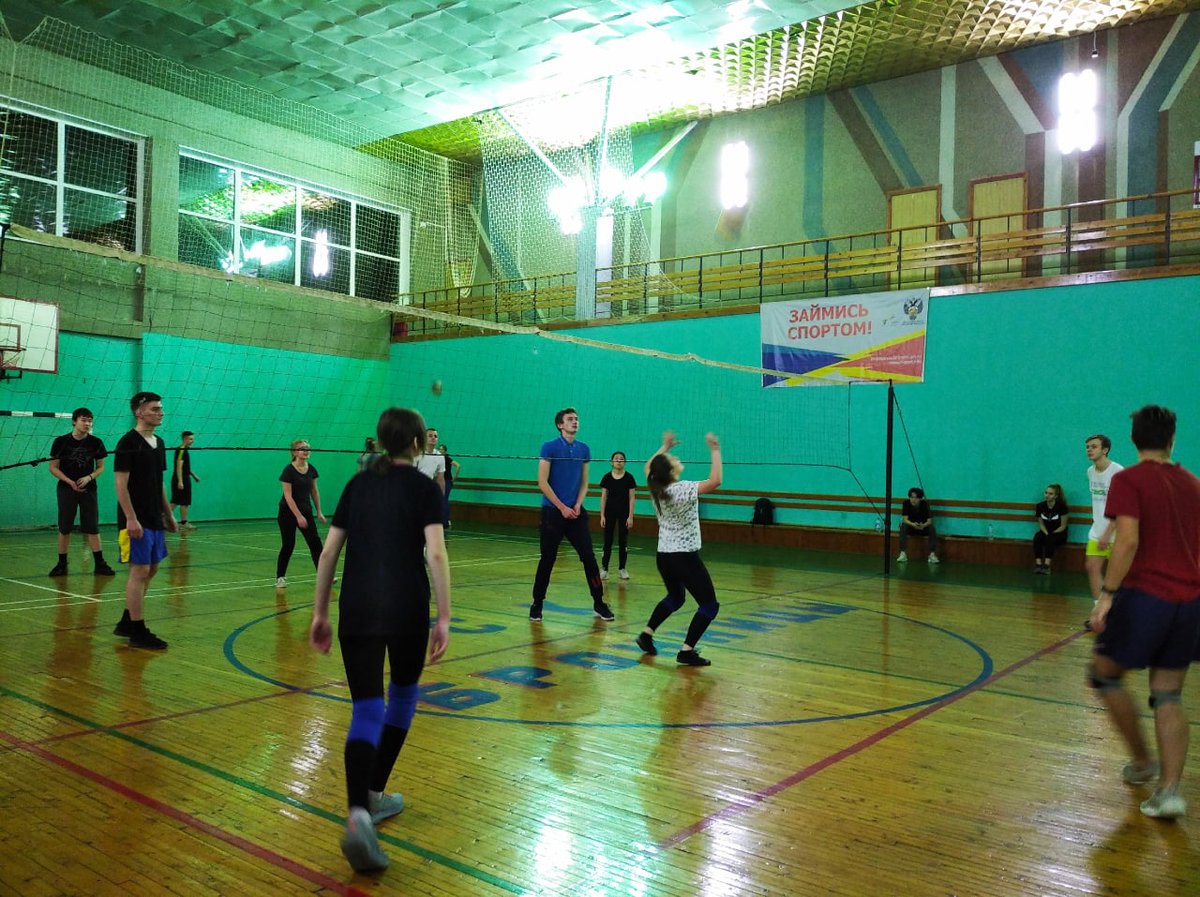Каждое воскресенье волейбольный клуб молодёжного центра 'Алиби' собирается в спорткомплексе на Горке, чтобы весело и по-спортивному провести время!

#МедиаМО #ММЦ #МолодежьМО #ГУСК #Бронницы #бмцалиби #ММЦ_Бронницы