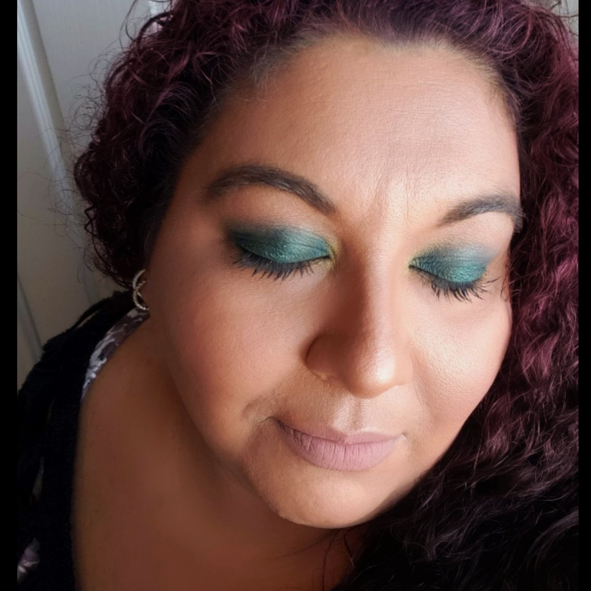 Sirenaazul's tweet photo. Shadows @colourpopco So Jaded Palette
@palladiobeauty Fifty-Fifty Smoky Kajal Crayon
Lips @colourpop x @safiyajn Cream Lux Lipstick Mrs. Norris (a little @palladiobeauty Georgia Blended in middle)
#colourpopcosmetics #palladiobeauty #collabmakeup #photography #safiyany #mua https://t.co/nNJq970oT3