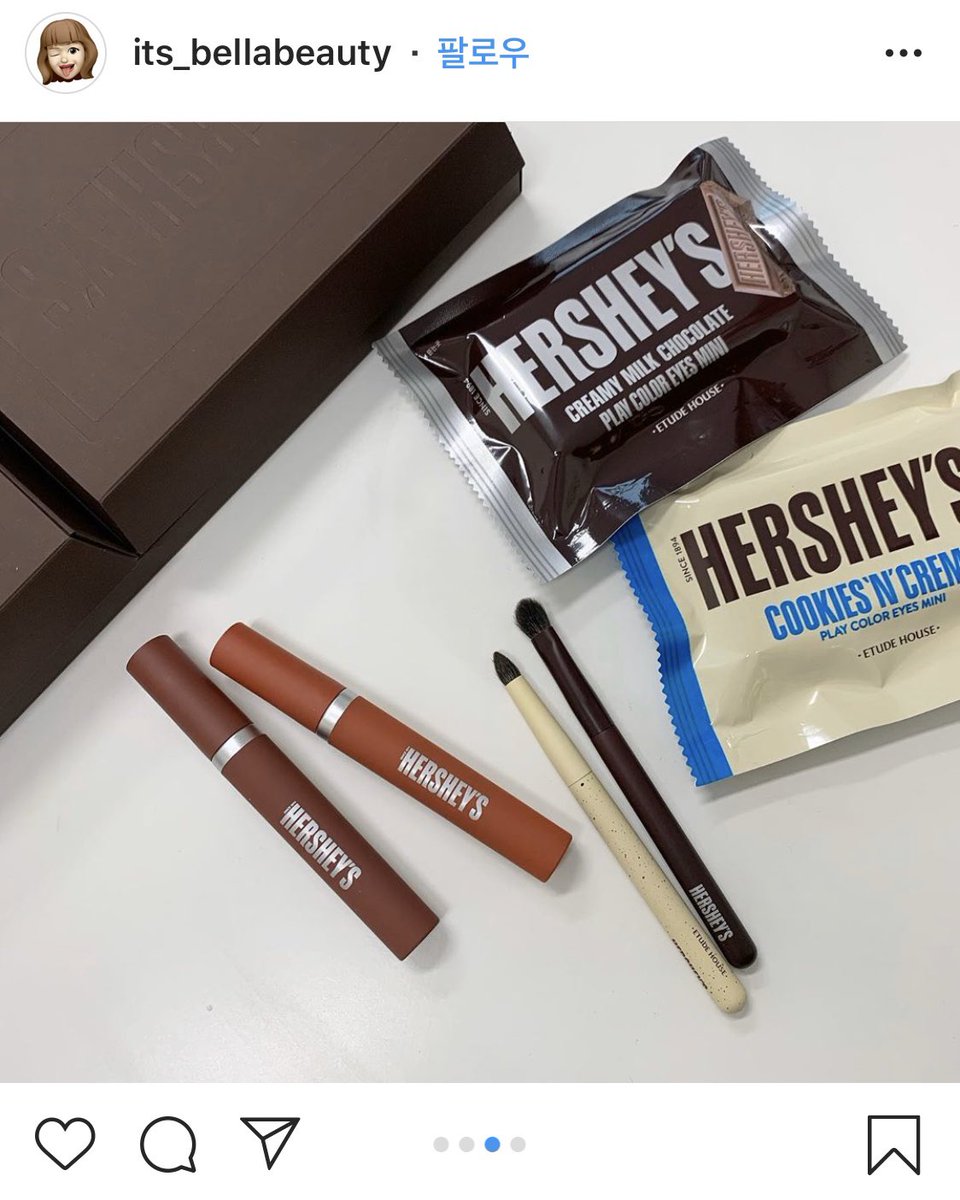 cosme7ob's tweet photo. 韓国のエチュードハウスで、今日から発売のHERSHEY'Sコラボコスメ！
ブラウン系でデイリーメイクに使いやすいことはもちろん、デザインがかわいい。アイシャドウパレット2種、リップ2種、ブラシが2種かな？？かわいい。

白いパレットのクッキー&amp;クリームっぽい下段の真ん中めっちゃかわいいな😔💗 https://t.co/PTW1JOEWvw