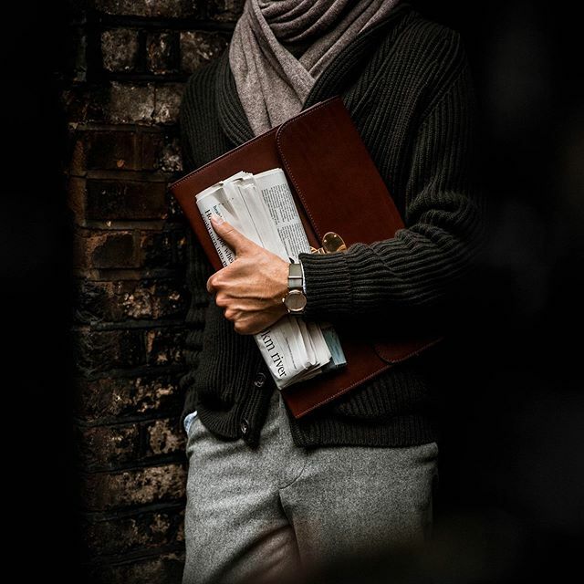 Arn_Sus's tweet photo. Flannels, cashmere and bridle leather - the comfy business look.
.
.
#greyflannel #cashmerecardigan #cashmerescarf #newspapers #comfyatwork #moodyphotography #notietoday #fellowmanclothing #bridleleather https://t.co/zBfMXr7b90 https://t.co/mg8c23W7lJ
