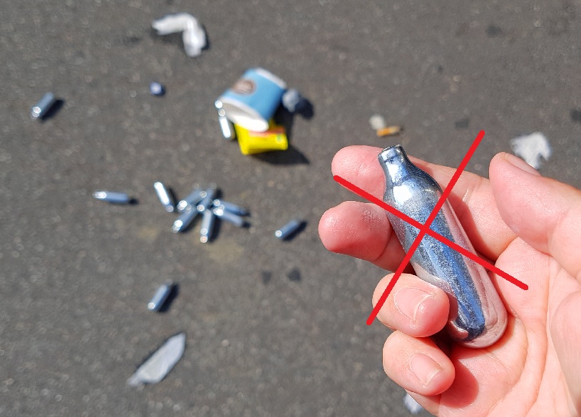 akutberedskabet's tweet image. Lattergas giver alvorlige og varige skader. Læge Asmus Thun Bisgaard fra Akuttelefonen 1813 siger: Det mest skadelige er, at de får føleforstyrrelser i hænder og fødder, som ikke forsvinder. Folketinget indfører nu begrænsninger. Hør mere på bit.ly/2RyFuao @RegionH