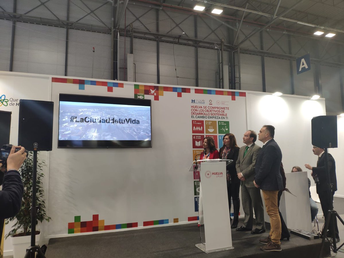 PalmaDelCondado's tweet photo. Presentación de #LaPalmaDelCondado: #LaCiudaddetuVida en #FITUR2020
#RutaLiteraria
@martin_lagares
@jacobopaloswey https://t.co/DNaNxU5yBc