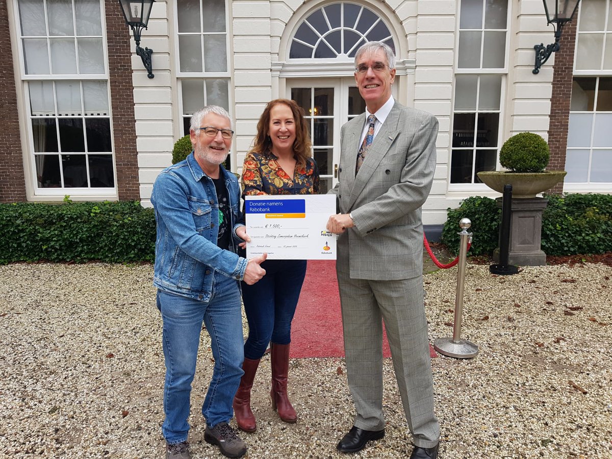 Wij zijn de Rabobank/Rabo Dichtbijfonds dankbaar voor de bijdrage aan de organisatie van de 20e editie van het Zomerpodium dat op zondag 19 juli a.s. plaatsvindt. De uitreiking van de cheque gebeurde op de prachtige festivallocatie Chateau Marquette.