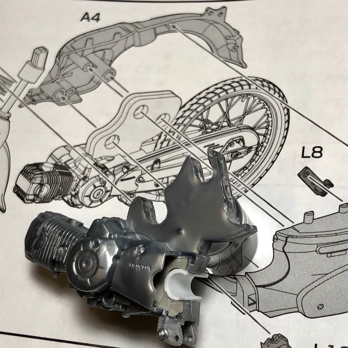 Saruru V Twitter スーパーカブカスタムは塗装準備中 このキットはエンジンに生えたトサカ を左右からカウルが挟み込む構造 なので 大幅に切り欠いて後ハメ化を エンジンに一体化したスイングアームも切除してしまいました 別に作ったアームを固定するピボット部は