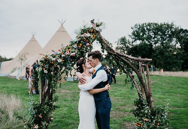 ChurchFarmLife's tweet photo. The wedding kiss 💋 https://t.co/eCAfeQQ7ru