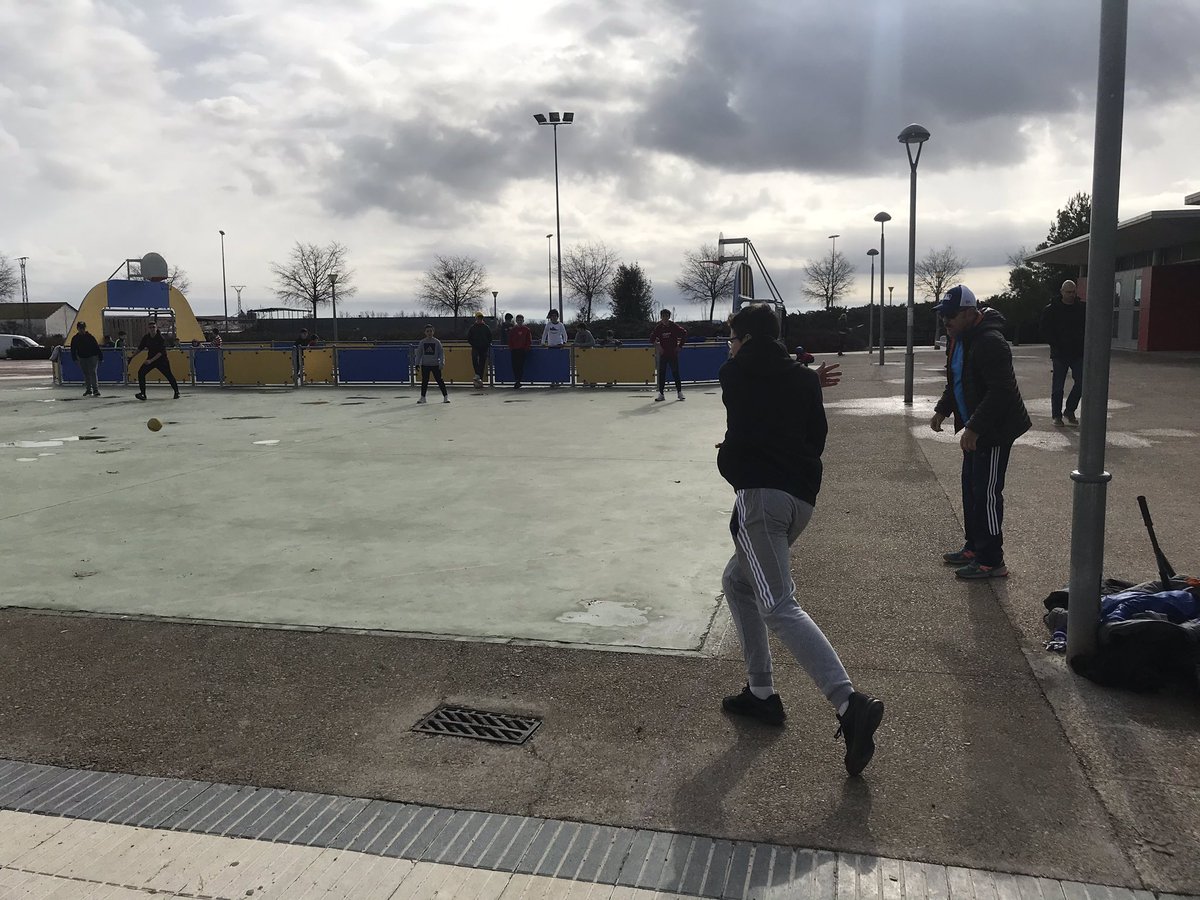 HuescaClub's tweet photo. Jabatos ha abierto una nueva sección de beisbol_5 en Huesca https://t.co/3VbSkdz4Gy