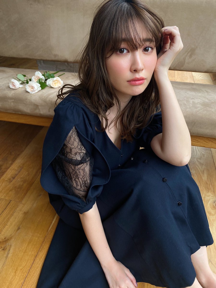 小嶋陽菜の私服 大好きなワンピを久しぶりに着たそうです ネイビーのバルーン袖にレースのあるワンピース 芸能人の私服 衣装まとめ Woomy