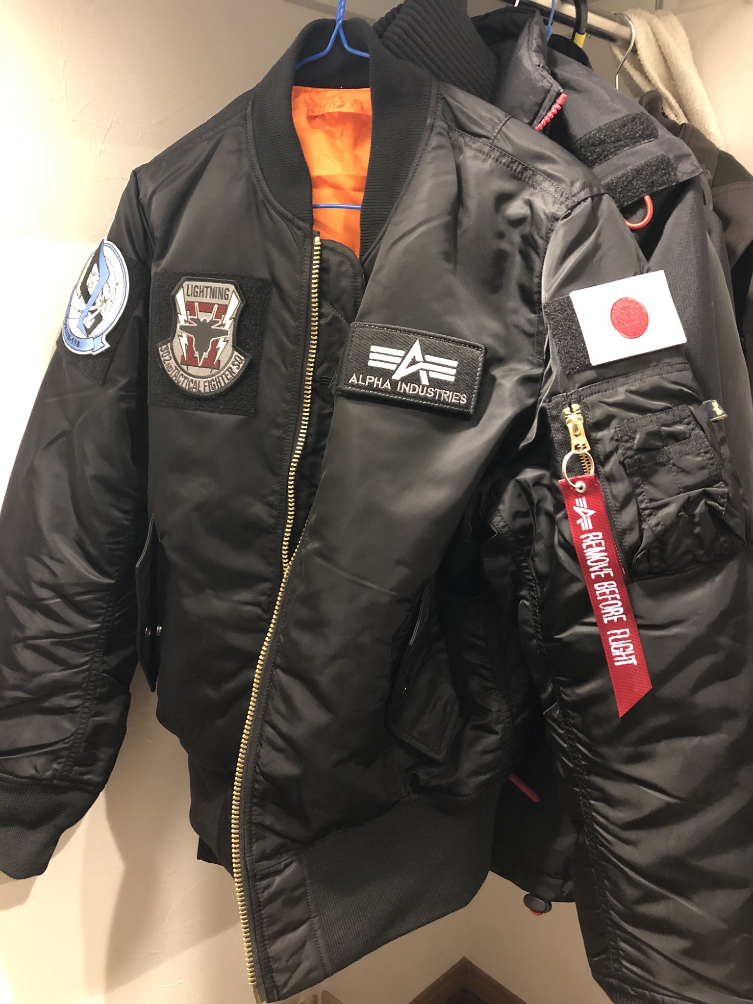 量産型イッシー エスコンコラボのma1に落選して ついカッとなって買ったalphaのma1 罪線気にしないで好きにワッペン貼れるので 落選して良かったと そう 今はそう思う それで良いと思う てな訳で河野さん