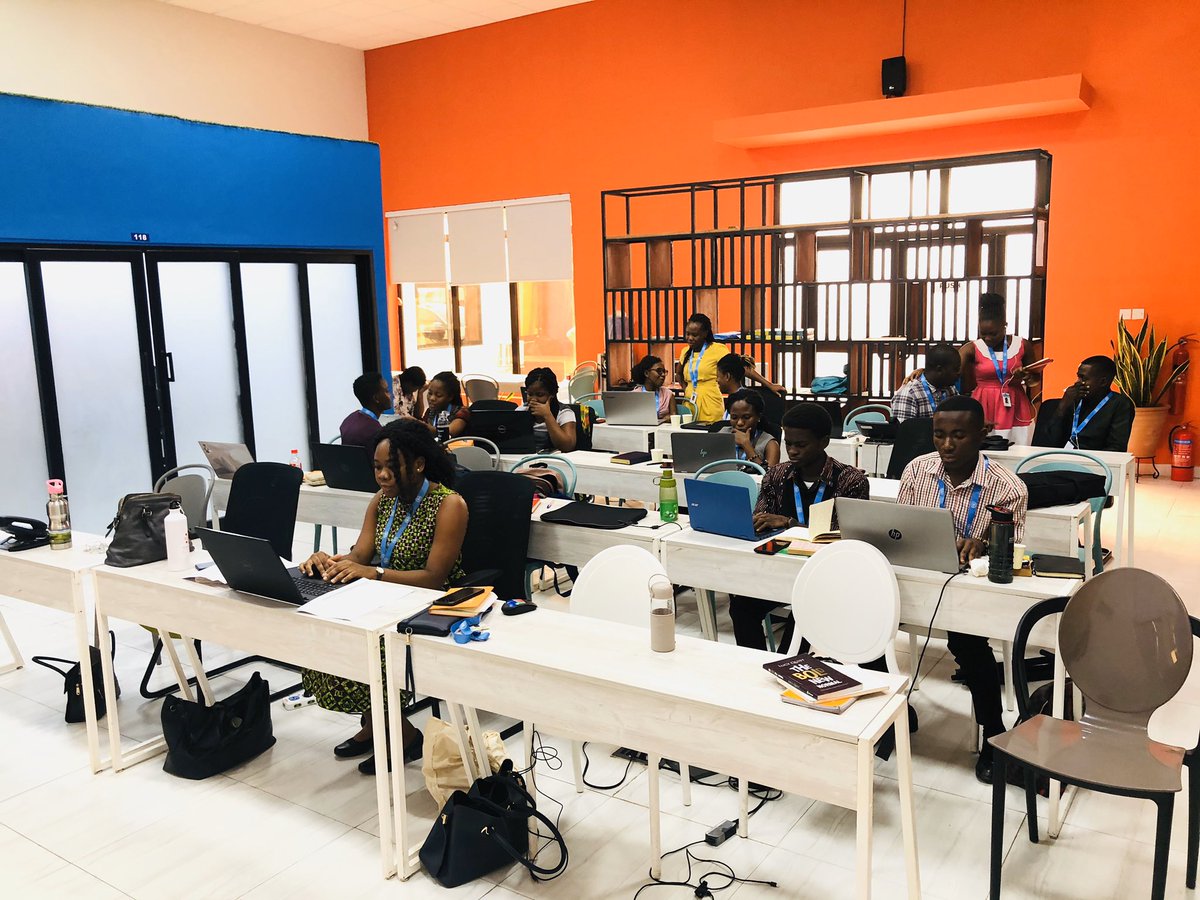praise_dee_'s tweet photo. UNFPA Togo’s staff members had a very dynamic exchange with the youth fellows and heads of programs at UNFPA Ghana.  @UNFPATogo @UNFPAGHANA @knestor26 @AfeliJeanne #YoLe #OrangeLoft #Youth #Day2 https://t.co/5ZLbyLK0vO