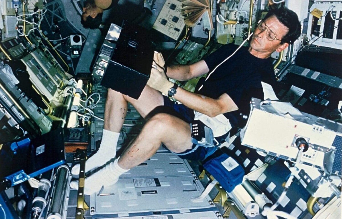 MpSpace's tweet photo. Il est lâun des 10 astronautes français. Il a volĂ© sur la navette amĂ©ricaine #Columbia.
Il a passĂ© 16 jours en orbite en 1996, oĂč il a effectuĂ© des expĂ©riences en micro-gravitĂ©.
LâĂ©quipe TertrâISS a lâhonneur de recevoir J.J.Favier ce jeudi 23/01 ! Restez connectĂ©s !đšđŒâđ©ïž#NASA https://t.co/SLMqDoYHI7