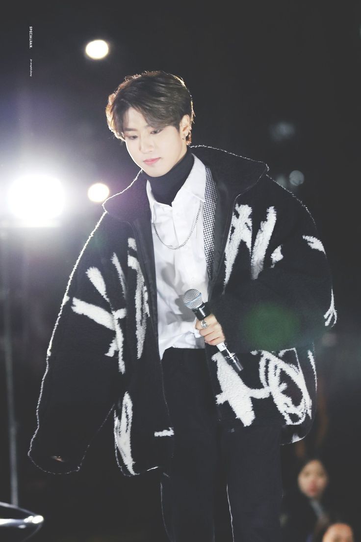The jacket is so big he just looks smol #HAN  #Jisung