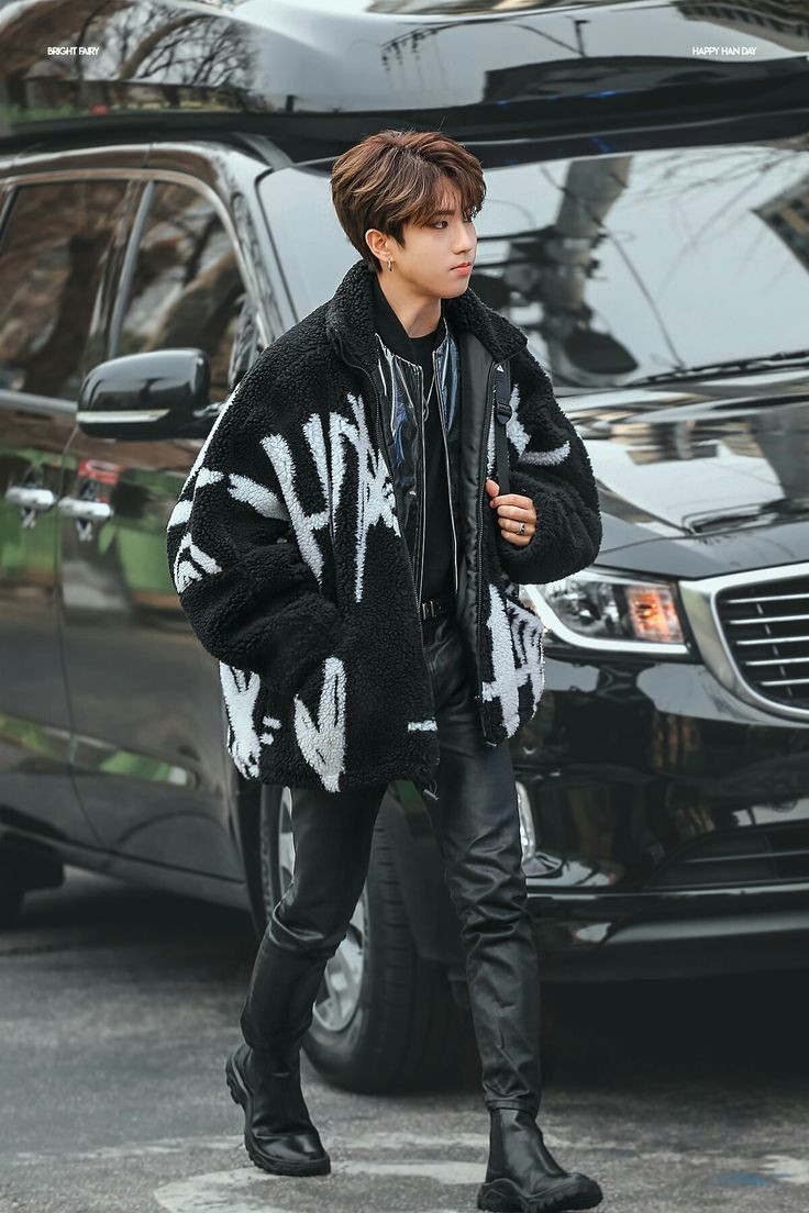 It's so cute, but at the same time his wearing a very cool outfit under the jacket and I just sjnehdbeb #HAN  #Jisung