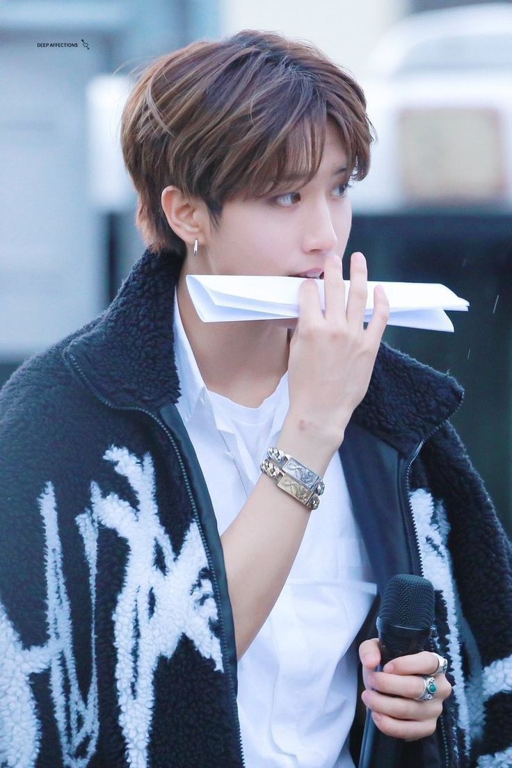 Excuse me, excuse me sir, can you not hold the paper in you're mouth? #HAN  #Jisung