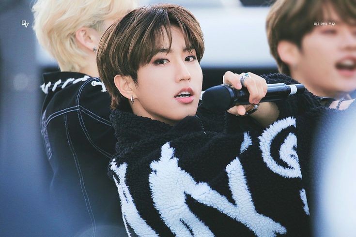 I want to just give him all the hugs. #HugsForJisung shndhsbebrBecause he deserves all the hugs #HAN  #Jisung