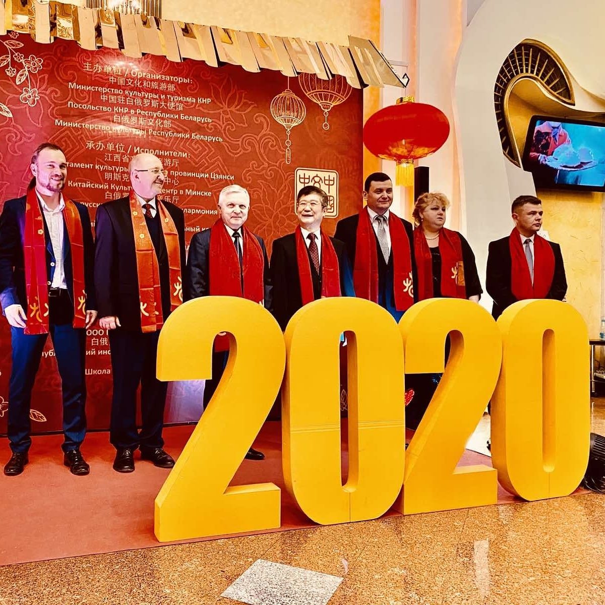 RCE2007's tweet image. 17 января Председатель ВКС РКП Владимир Карягин и директор компании "Восток Прогресс Сервис" (член ВКС РКП) Георгий Барковский стали почётными гостями посла КНР в РБ Цуй Цимина на гала-концерте, приуроченного к празднованию Китайского Нового года.