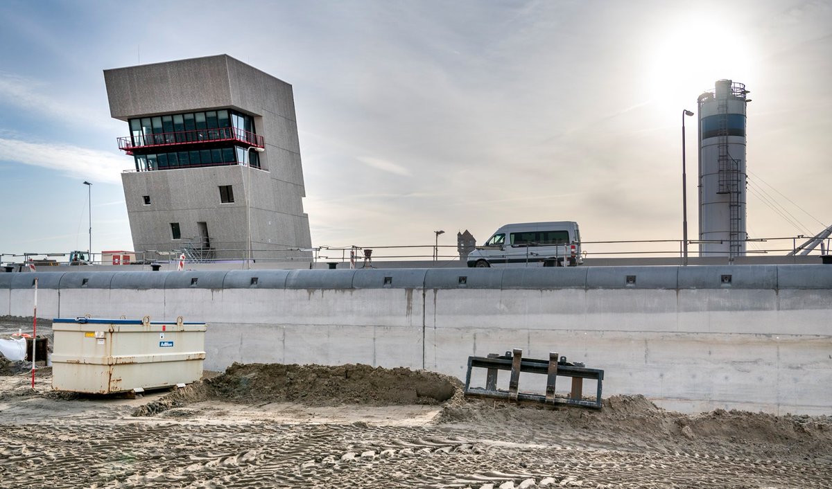 Het Sluis Operatie Centrum (SOC) van de #nieuwezeesluis staat er mooi bij! Deze periode wordt in het SOC de laatste hand gelegd aan de aanleg van sluisgebonden installaties. In deze update lees je meer over de status van de bouw van de sluis: bit.ly/30JxMOS #SHIPIJmuiden
