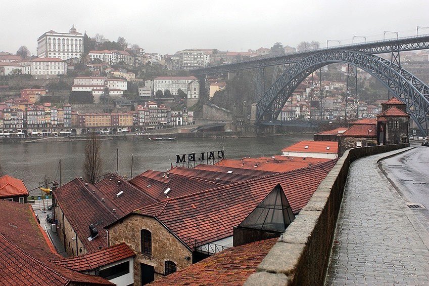 O Porto visto de Vila Nova de Gaia #gaia #vilanovadegaia #douro #douroriver #ponte #bridge #porto #portugal #patrimoniomundial #worldheritage #unesco #travel #viagem #turismo #fotografia #photography #ptpatrimonios #portugalpatrimonios #walkabout