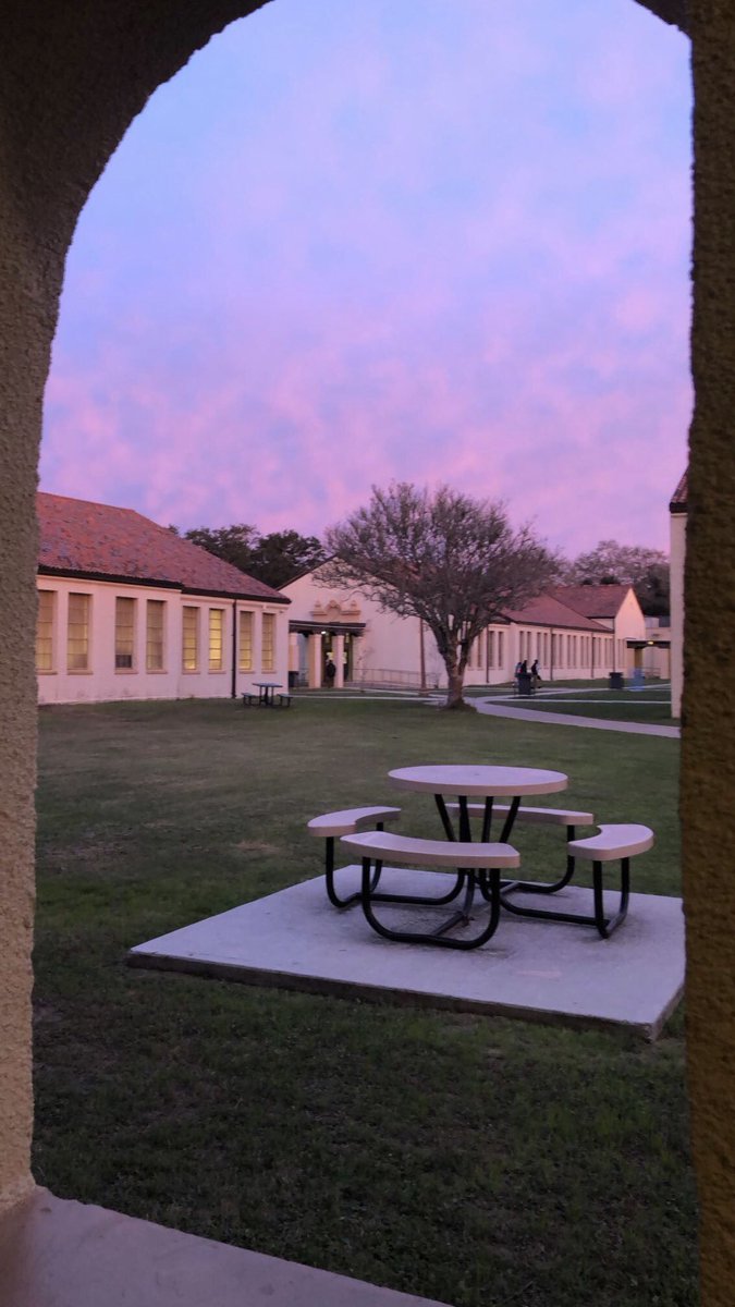 vwilsonmcpss's tweet photo. I’m not saying it’s the most beautiful school in Mobile Co... I’m saying it’s the most beautiful school on the planet! Good morning, Panthers #murphyhs #nofilerneeded https://t.co/5w2Arwonjp