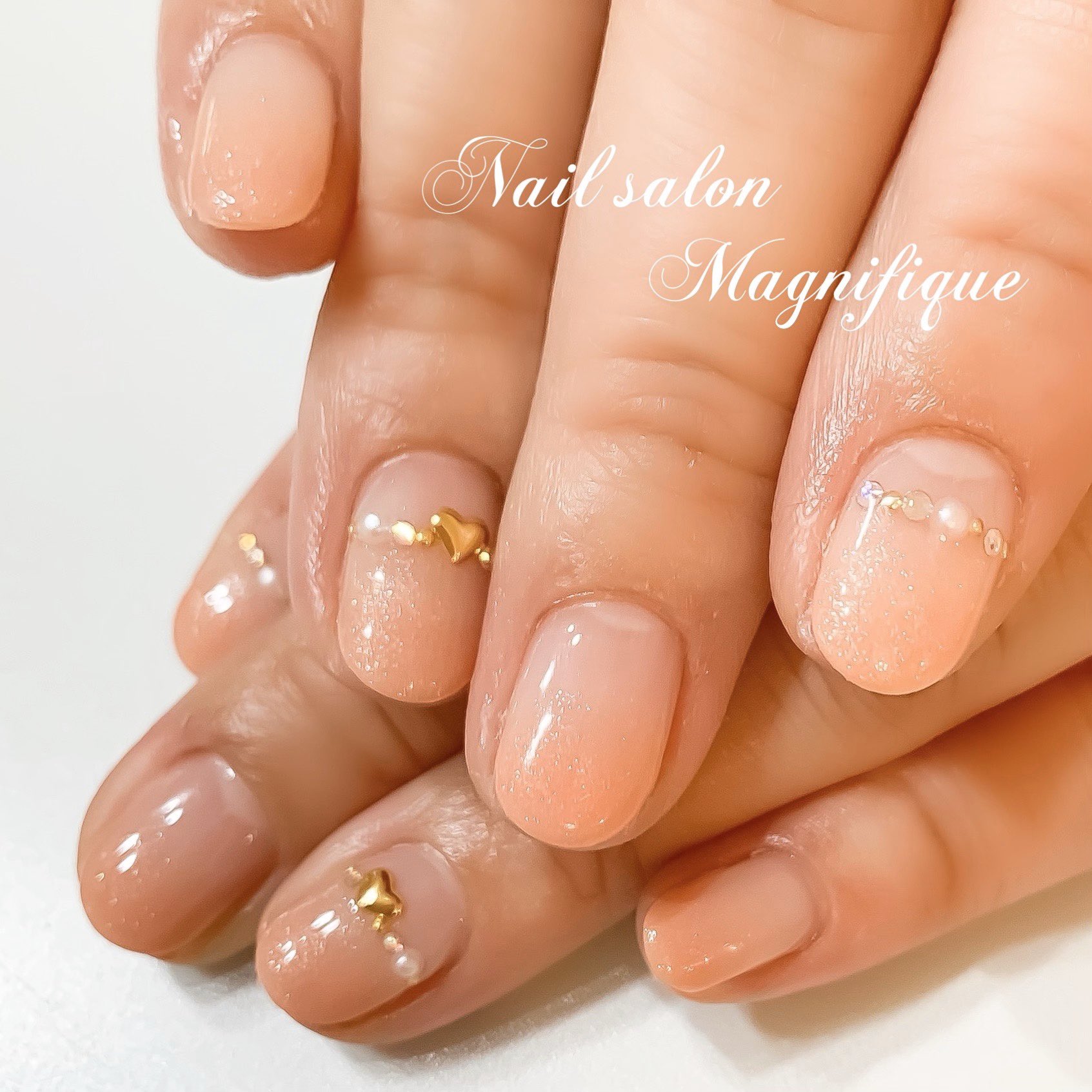 Nailsalon Magnifique Nail Nailsalon ネイル ネイルサロン ジェルネイル ハート パール オレンジベージュ グラデーション ラメ入り キラキラ かわいい バレンタインネイル バレンタイン 大人ネイル 上品 ネイル お客様持ち込みデザイン