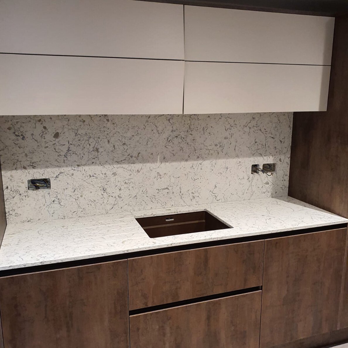 KitchensInspire's tweet photo. We added a full height quartz splash back to this recent kitchen install 🙌🏽. #masterclasskitchens #masterclasskitchenstudio #kitchendesign #kitchenplanning #modernkitchen #kitchensofinstagram #handlelesskitchen #handleless #moderndesign #solidsurface #quartz #quartzcountertops https://t.co/1LofNsl62k