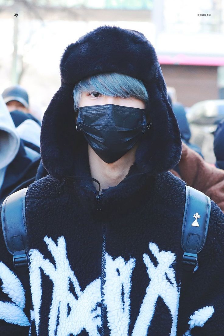 And here we have a very cold Bluesung looking so huggable and itty bitty #HAN  #Jisung