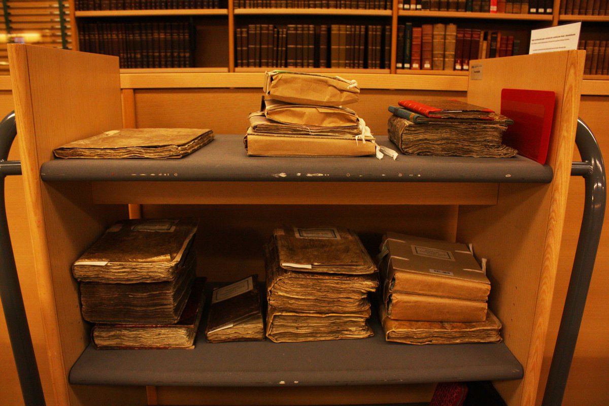 PaperTrailsIS's tweet photo. #Icelandic #manuscripts and #books at the @Landsbokasafn๐#LibraryShelfieDay https://t.co/xsh3TGblq8