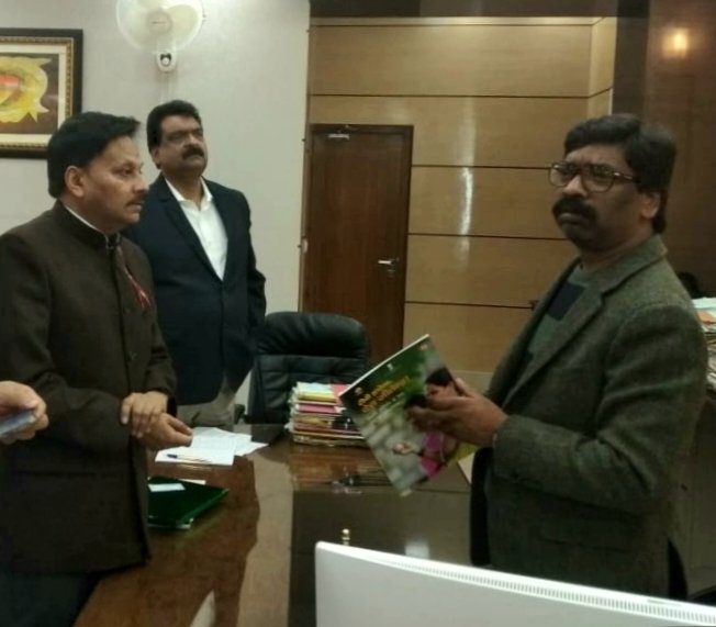 Ministry of Health (@mohfw_india) on Twitter photo Special Secretary(Health), Shri Sanjeeva Kumar called upon CM of #Jharkhand, Shri <a href="/HemantSorenJMM/">Hemant Soren</a> and requested to provide leadership to the State's #TB Elimination activities.
#TBHaregaDeshJeetega
#SwasthaBharat
<a href="/PMOIndia/">PMO India</a> <a href="/drharshvardhan/">Dr Harsh Vardhan</a> <a href="/AshwiniKChoubey/">Ashwini Kr. Choubey</a> <a href="/NITIAayog/">NITI Aayog</a> <a href="/TBHDJ/">TB Harega Desh Jeetega</a> Special Secretary(Health), Shri Sanjeeva Kumar called upon CM of #Jharkhand, Shri <a href="/HemantSorenJMM/">Hemant Soren</a> and requested to provide leadership to the State's #TB Elimination activities.
#TBHaregaDeshJeetega
#SwasthaBharat
<a href="/PMOIndia/">PMO India</a> <a href="/drharshvardhan/">Dr Harsh Vardhan</a> <a href="/AshwiniKChoubey/">Ashwini Kr. Choubey</a> <a href="/NITIAayog/">NITI Aayog</a> <a href="/TBHDJ/">TB Harega Desh Jeetega</a>