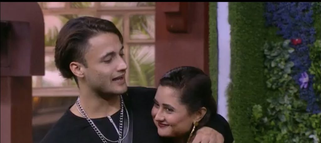 khudajaane_'s tweet photo. Two friendship bonds that won my heart this season😍💕
#Devoshami #RaSim 
@TheRashamiDesai @Devoleena_23 @imrealasim 
#BB13 #BiggBoss13 https://t.co/aMT2NoftLf