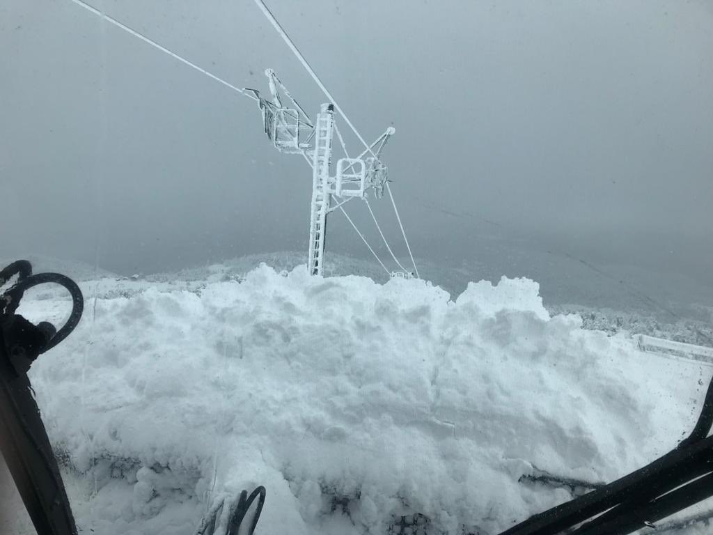 LesAnglesSki's tweet image. [LE JOUR D’APRÈS] 🎬 #LesAngles
La station est entièrement recouverte de son manteau blanc ❄️❄️❄️@LesAnglesSki 
C’est magnifique !!
Les équipes de damage sont dans tous les sens pour préparer 
[L’EMBARQUEMENT IMMÉDIAT] 🚡

lesangles.com @NRJPerpignan @LittoralFMoff